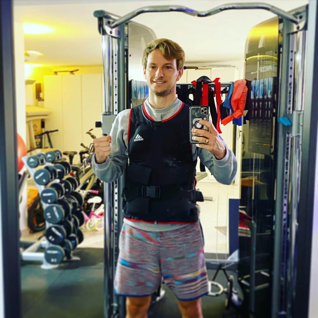 イヴァン・ラキティッチのインスタグラム：「Qué dices del chaleco antonio..?😂🤷🏼‍♂️💪 mañana más.! #gymtime #workhard #yomequedoencasa」