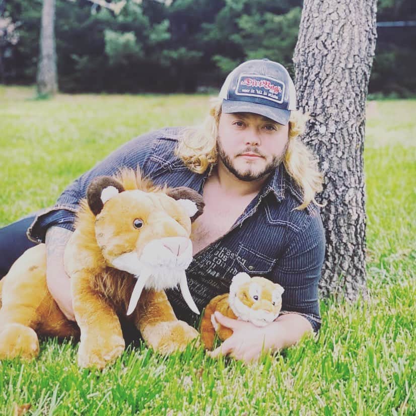 ヒンダーのインスタグラム：「“People don’t come to Hinder shows to see the tigers, or Marshal, or whoever the hell..they come to see me” - Joe ‘Blower’ Exotic 🐯」