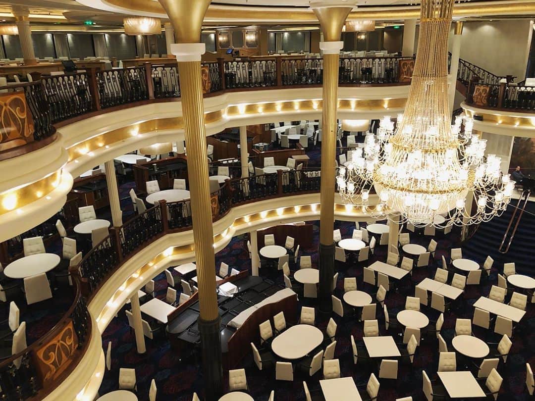 ティモシー・ドレンスキーのインスタグラム：「Empty dining room. #FreedomoftheSeas #wewillbeback !」