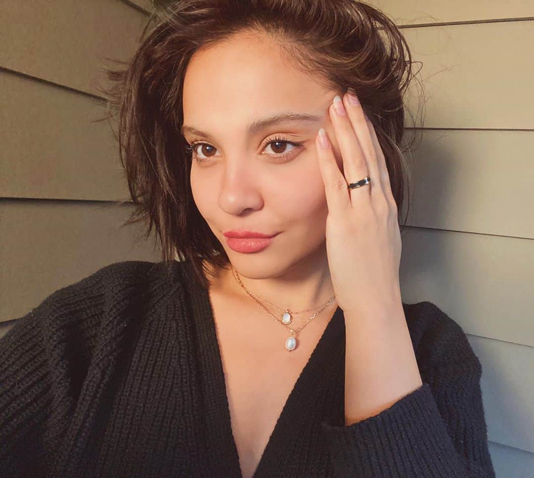ステラ・ハジェンズのインスタグラム：「there isn’t much I can do right now but a giveaway with @analuisany could be fun?? jewelry always lifts my spirits 💖here’s how to win:  1. follow @analuisany & myself  2. like this post 3. tag 3 friends in the comments (only 1 entry/participant) 💘💘」