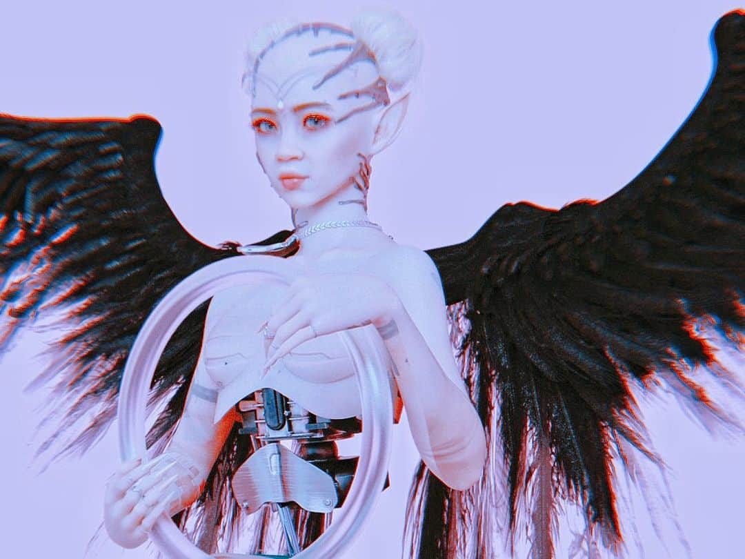 グライムスのインスタグラム：「Elf-tech 🧝🏻‍♀️🪐💊」
