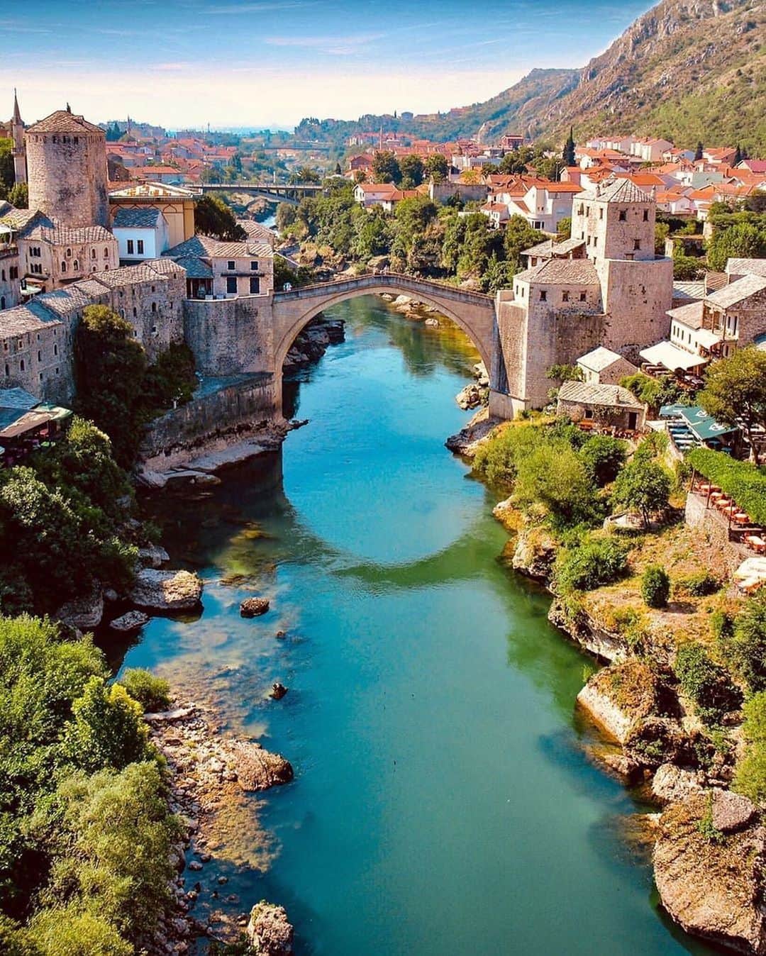 Earth Picsさんのインスタグラム写真 - (Earth PicsInstagram)「@sennarelax perfect shot of Old Bridge, Mostar 🇧🇦 Bosnia and Herzegovina . #mostar #bosnia」4月18日 5時28分 - earthpix