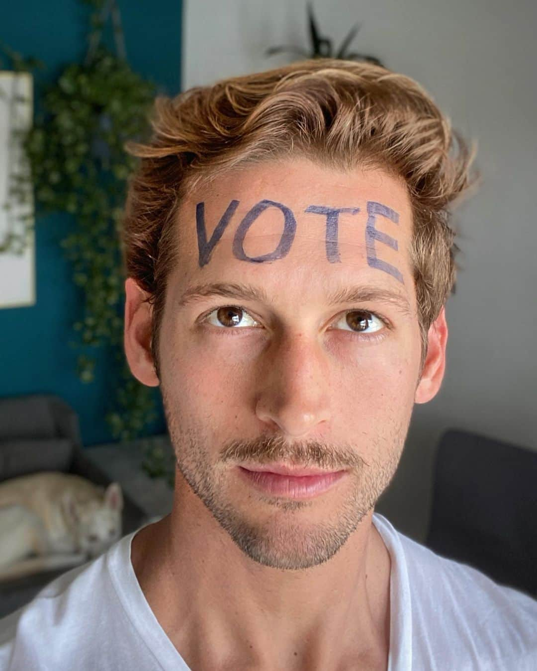 マックス・エマーソンさんのインスタグラム写真 - (マックス・エマーソンInstagram)「Reminder to not fall asleep with your shoes on... and also to register to vote with @plus1vote」4月18日 5時37分 - maxisms