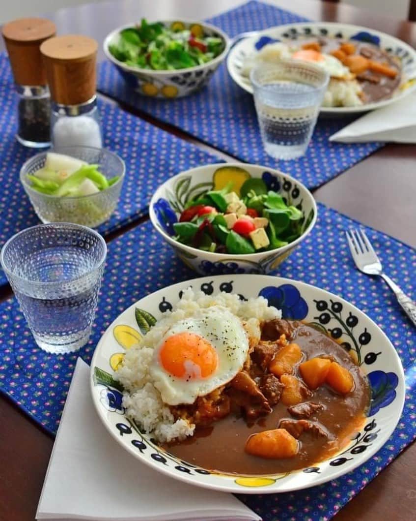 Rie's Healthy Bento from Osloのインスタグラム：「Made a new set of placemats and table runner, dinner tonight was Beef Curry and a fried egg on top 🍛🍛🍴　#dinner #japanesehomecooking #カレー　#curryjack #今日の晩御飯」