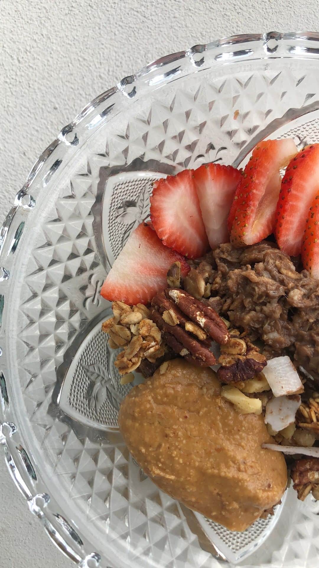 Vita Coco Coconut Waterのインスタグラム：「A recipe by our Customer Accounts Coodinator and chef on the side, Thabata • 3/4 cup rolled oats (I used Bob’s Mills Gluten free oats) • 3/4  cup milk of choice (I used almond) • 1/4 cup of coconut water for additional nutrients • 1 tablespoon cacao powder • 2 tsps chia seeds • 1 scoop of collagen peptides (optional) • Pinch of sea salt • 1 mashed ripe banana • 1/2 tsp of honey (or more depending on desired sweetness  Instructions: 1. Combine and mix all dry ingredients together 2. Pour milk to saucepan on low heat 3. Once simmering, add in dry ingredients and stir. 4. Add in mashed banana and honey 5. Stir on low heat for approx. 8 min 6. Feel free to slowly pour in more milk if too thick!  7. Option to eat as hot oatmeal or put into a bowl and let set in fridge overnight.  8. Next morning add all kinds of toppings to your oats! I put in Peanut butter, coconut flakes, nuts and granola for extra crunch and strawberries.」