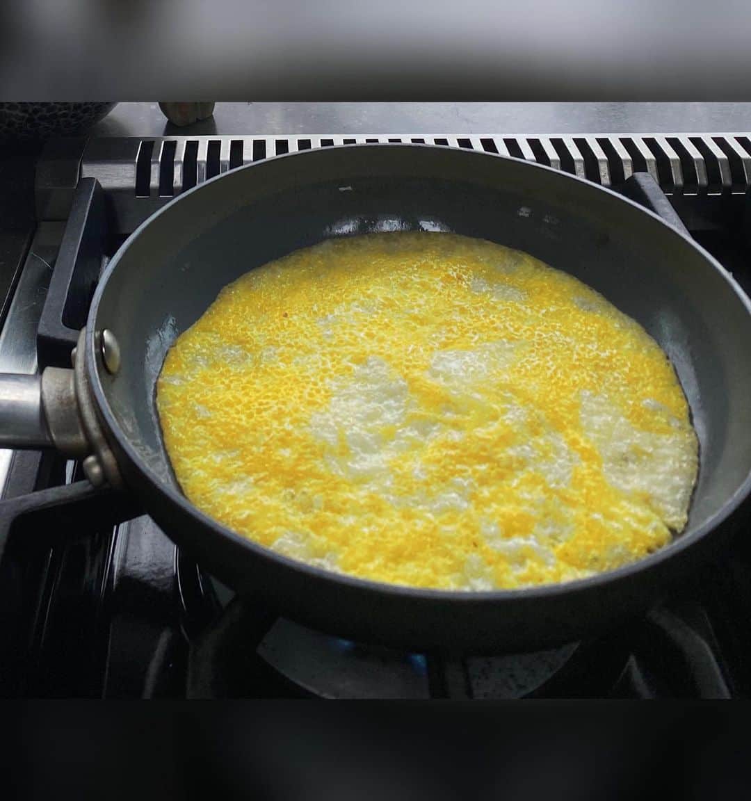 イマン・アブドゥルマジドさんのインスタグラム写真 - (イマン・アブドゥルマジドInstagram)「Breakfast for Dinner. Eggs with Brussel Sprouts & Mushrooms  RECIPE In a pan - Sauté till soft and translucent Shallots & Garlic in Avocado Oil - Add shaved Brussel Sprouts & Shiitake Mushrooms & sauté for about 4 min - Salt, Pepper & Italian Parsley  In a second pan - Mix in a bowl eggs, salt and pepper and I like to cook it  as a hard-scramble (it just means mix egg yolk and white and  cooking them thru with no runny parts!) Optional…. add shaved parmesan cheese at the end before serving.  Easy….Enjoy! #BreakfastForDinner」4月18日 6時34分 - the_real_iman