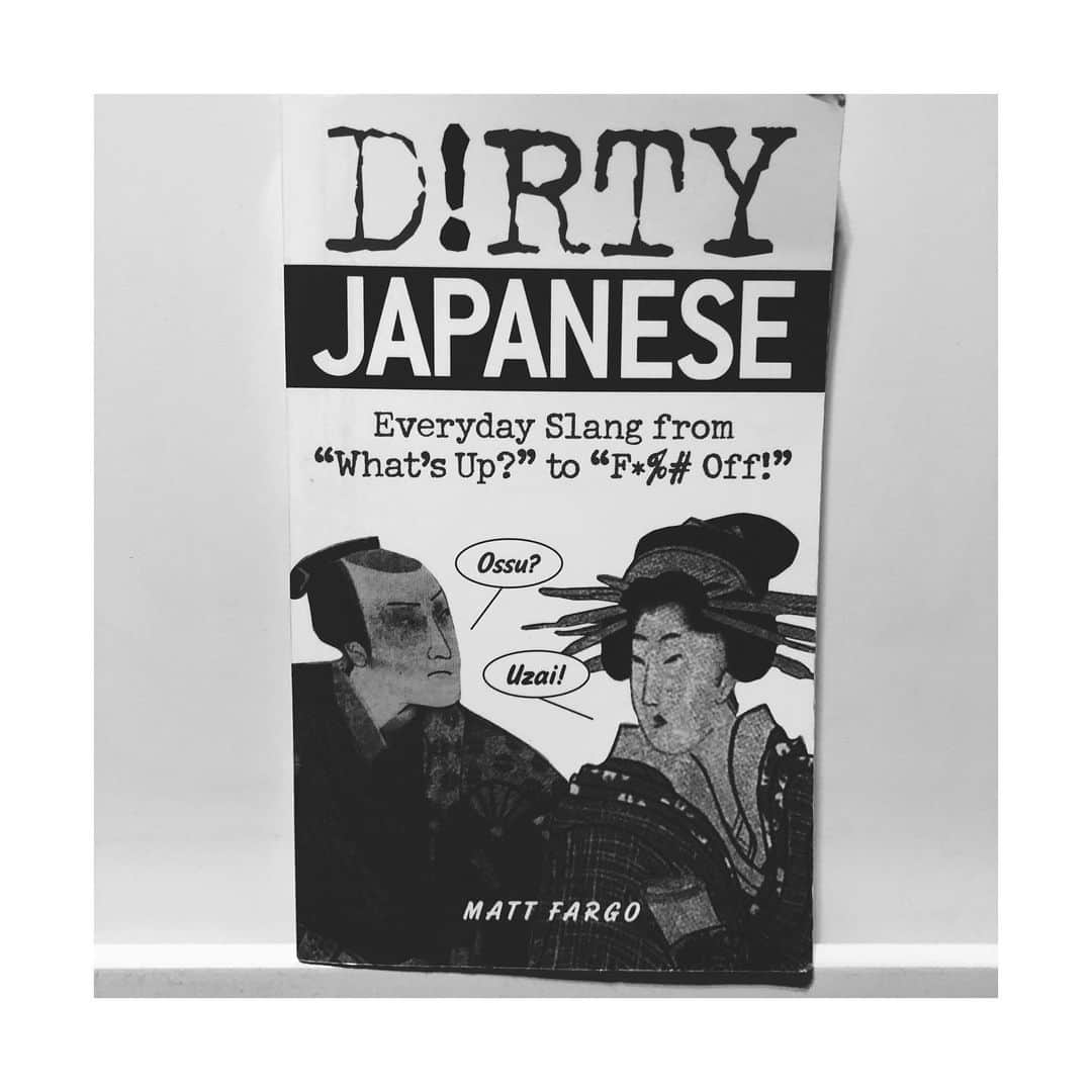 幸太さんのインスタグラム写真 - (幸太Instagram)「DIRTY JAPANESE ﻿ ﻿ @haruna_natsume ちゃんから受け取った﻿ #ブックカバーチャレンジ﻿ ﻿ Day3﻿ ﻿ ﻿ ﻿ 30歳越えて英語のえの字も分からず、﻿ ひとり海外に初めて住んだ時に友達にもらった一冊﻿ ﻿ ﻿ 綺麗な言葉よりこういう方が﻿ コミュニケーションには必要なんよねー﻿ ﻿ ﻿ ﻿ ﻿ そして本日のバトンは﻿ 昨年出逢ってからの彼の個性や生き方、考え方に惹かれてしまい仲良くなった仲間 @akiraexploring ﻿ ﻿ ﻿ アルペンスキー元・オリンピアンであり、サーファーであり、自身も本の出版もしているくらい、﻿ 毎回言葉が面白いアキラくんが﻿ どんな本を読んでいるのかが気になるのよねー﻿ ﻿ ﻿ ﻿ ﻿ ー－－ー－ーー－－ー－ーー－－ー－ーー－－ー－﻿ ﻿ 7日間のブックカバーチャレンジとは、﻿ 読者文化の普及に貢献するためのチャレンジで、﻿ 参加方法は好きな本を1日1冊、7日間投稿するというもの。﻿ 本の説明無しに表紙だけの画像をアップして、﻿ そして毎日1人のFB、instagram友達を招待して、このチャレンジに参加して頂くようお願いします。﻿ ﻿ ﻿ ー－－ー－ーー－－ー－ーー－－ー－ーー－－ー－﻿ ﻿ #bookcoverchallenge #day3 ﻿」4月18日 6時44分 - kotawave