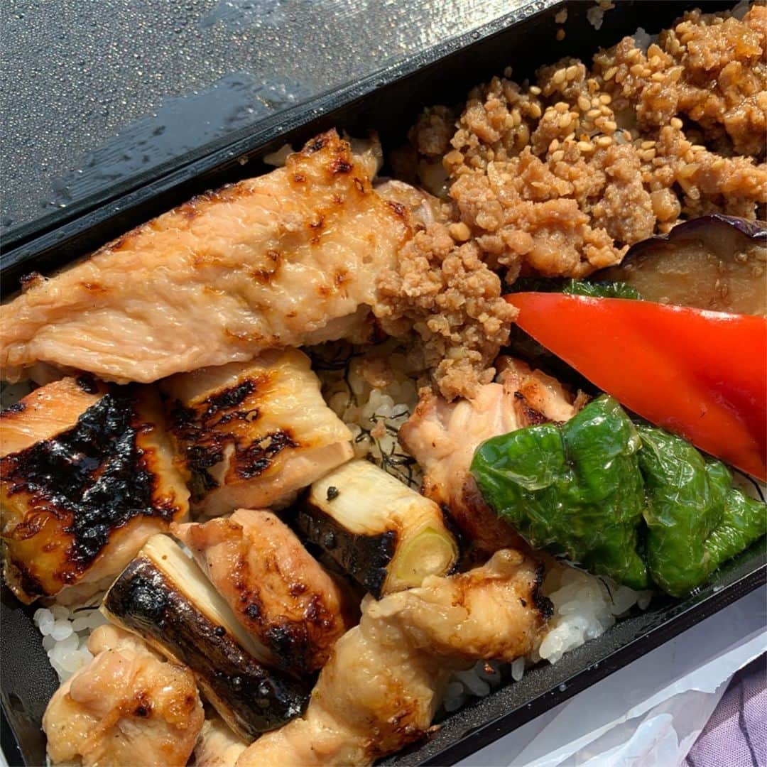 早川愛さんのインスタグラム写真 - (早川愛Instagram)「🥡🥡🥡﻿ ﻿ お仕事帰りにテイクアウトー🎶﻿ @yakitori_miyagawa_yotsuya ﻿ ﻿ 焼鳥弁当めちゃ美味しかたー😢💛💛💛 ﻿ ﻿ 事前に予約したから出来立てを受け取れました✨﻿ コロナ終息したらお店でも食べたいな🥺﻿ すごい卵かけごはん🍳気になるる...🤤﻿ Uberもしてるみたいです💚﻿ ご近所さんはぜひ✨✨✨﻿ ﻿ ﻿ ﻿ ﻿  #やきとり宮川 #焼鳥女子 #焼き鳥女子 #焼鳥部 #四ツ谷 #四ツ谷グルメ #四ツ谷テイクアウト #テイクアウト #ウーバーイーツ #高級焼き鳥 #高級焼鳥 #yakitori #tokyoyakitori #ubereats﻿  Casting By @woomy.restaurant」4月18日 7時01分 - megumegu_1006