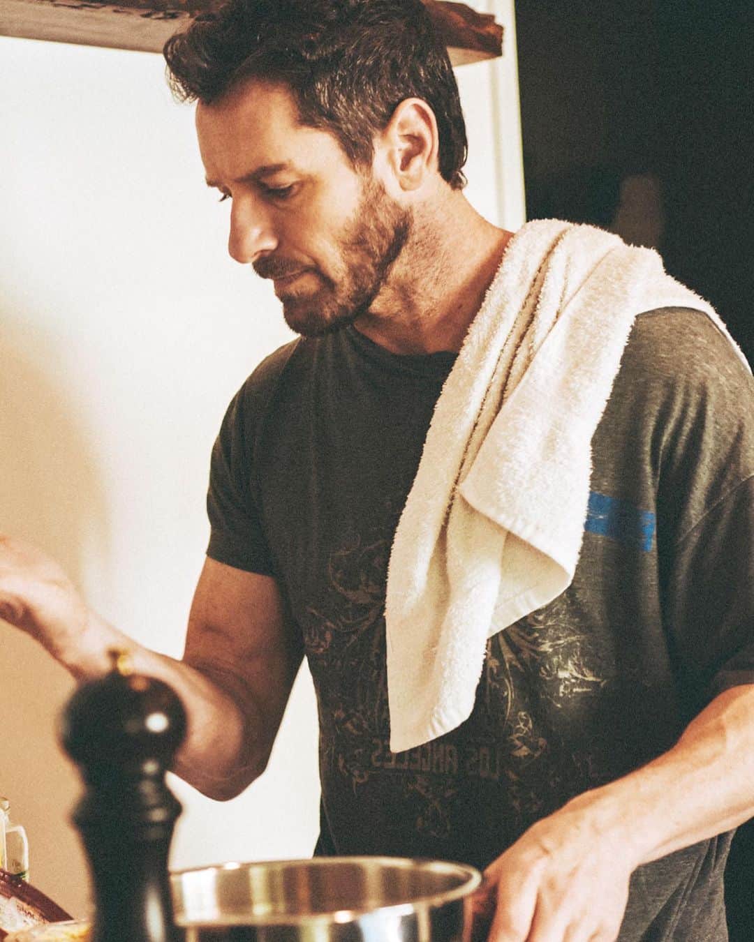 イアン・ボーエンのインスタグラム：「As long as I can remember my dad has cooked with a towel over his shoulder. * Missing the family but can’t take the risk to see mom or dad. * Please keep strict adherence to the guidelines in the coming weeks. It’s crucial to keep our momentum going ahead;  your efforts are saving lives.」