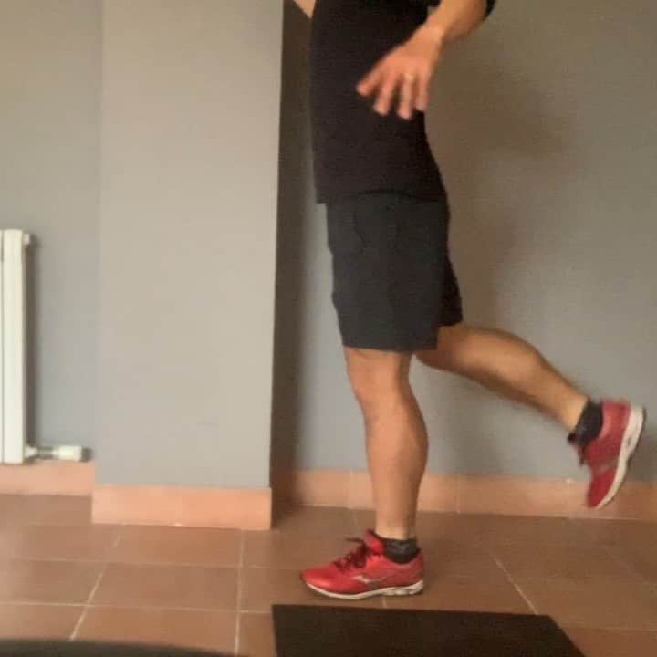 岡崎慎司のインスタグラム：「Training video day 24 💪😊 トレーニングまだあったけど、これは説明なしで、考えてやってみてください💪😊 自分の状況を変えれるのは自分だけですからね！ 僕もまだまだトレーニングもあげ続けつつ、自分の体験談など、継続的にあげ続けます。 そうする事が、サッカーしか出来ない僕の唯一やれることかなと、今は思ってまた今日から頑張ります💪  #杉本メソッド #自分で変えよう #サッカーできるまで」
