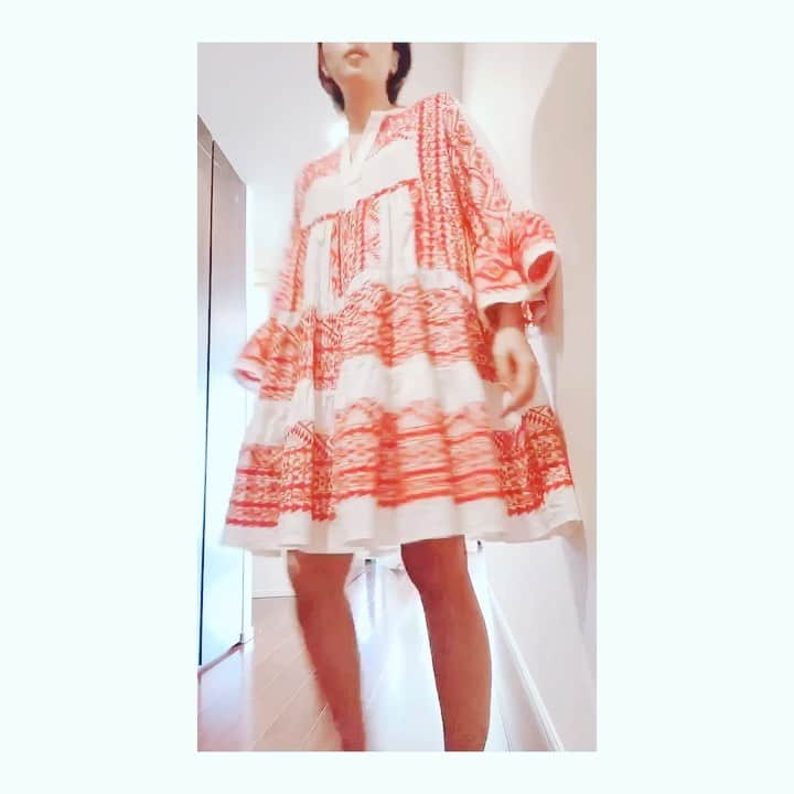 廣瀬規子のインスタグラム：「先日のインスタライブで着ていたワンピ。ご質問がありましたので、改めてこちらに載せておきます😊 ・ パリの　@lebonmarcherivegauche で 一目惚れしたギリシャのブランド  @greekarchaickori のものです。 この間、娘とダンスしてた　 #うちで踊ろう のポストの時に着ていたのもkori。 ・ かなりドンピシャで好みです🙈💕💕 ・ #kori #ギリシャのブランド #私のささやかなインスタライブ #何だか人恋しい今日この頃 #皆さんとお話し出来るのがとても嬉しくて🙏 #お付き合いくださる皆様ありがとうございます #さて #ラルちゃんは #肺気腫はなんとかおさまり #息苦しさはなくなったようです #ですが #固形のご飯が食べれず #後ろ脚が思うように動かず #排泄に苦戦しています #夜中になるとワンワンワン #本当に健気に頑張っています #私は最後のその時が来るまではもう泣かないと腹を括りました #ラルちゃんが1番幸せな形で過ごせるように祈りつつ #頂いた時間を #明るく穏やかに過ごしたいと思います #このポストの動画を撮った時はラルフはまだ元気で #別で撮った動画にはこっちを見ているラルちゃんの姿が写っていました #ラルちゃん #もう多くは望みません #ただただ #貴方が苦しまず #少しでも貴方にとって幸せな時間でありますように」