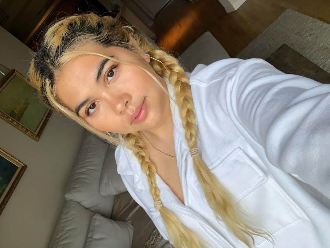 ヘイリー・キヨコのインスタグラム：「3 of my favorite things • French fries • French Braids • French kiss 😘」