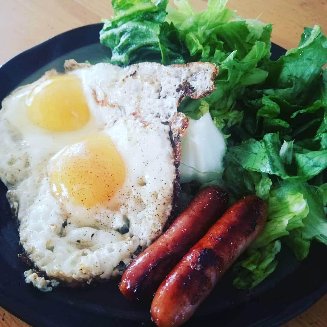 松本隆博のインスタグラム：「。 みなおは～ ヽ(*´∀｀)ノ 今日の朝食は、ファミレスモーニング風…あ、コーンスープ買ったのにお湯沸かしてないや、ま、いいか。  今日も一日、Liveやってる時の気持ち持って明るく元気に過ごします！ みなさん素敵な週末を…可能な限り～( ¯□¯)」