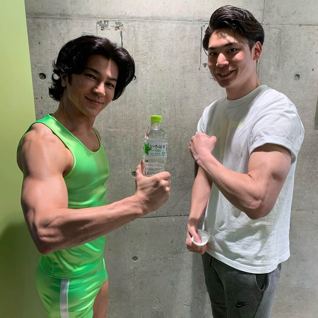 山岸将也のインスタグラム：「新キャンペーン告知となったので👏 武田真治さんメイン、#いろはす の撮影にトレーニング監修させていただきました！  ボディラインの綺麗さと大きさが素晴らしかったです！ そして何よりとても優しい方でした✨  是非ご覧ください〜💪 #レモン雑巾このカラダ #ありがとお〜 #だから私はいろはすを選ぶ #最近しぼってる？」