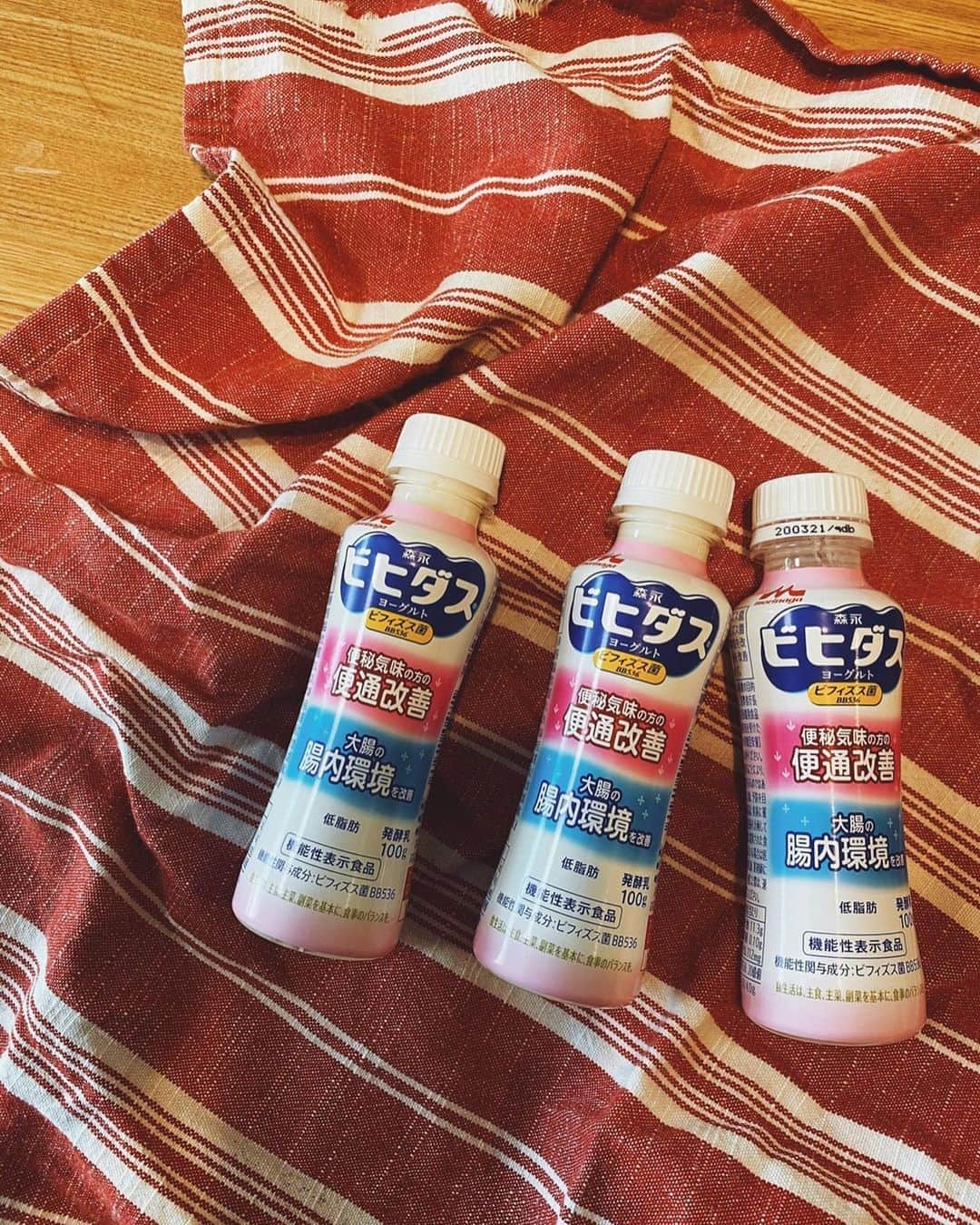 クロさんのインスタグラム写真 - (クロInstagram)「朝に簡単に取り入れられる 私の便通改善で良かったもの  その名も "ビヒダスヨーグルト便通改善" そのまんまのネーミングですが🤣🧻🎶🎶 妊娠、出産を機に少し便通にも変化があって悩むこともあったけれど しっかり食べて、しっかり出す🧻 やはりこれが、日々の健康、元気の源かなぁとヒシヒシと…☺️🙏🏽 3日試してみたけれど、身体がスッキリした感覚があり🎶  普段の食事の中で便秘対策が出来て、育児でバタバタしていてもこれなら続けられてありがたい〜☺️🙏🏽💕💕💕 #ビヒダスヨーグルト便通改善#ビヒダス#便秘#便秘改善#ヨーグルト#腸活 #1歳 #新ママ #女の子ママ #PR #モデル #tokyo #東京 #可愛い #ありがとう #空 #大好き #tokyo #baby #女の子ママ #ママリ#ベビフル #コドモノ #新米ママ #赤ちゃんのいる生活 #mamagirl #ママカメラ #親バカ部 #あいのり #ちびクロdiary」4月18日 13時41分 - kuro_risa