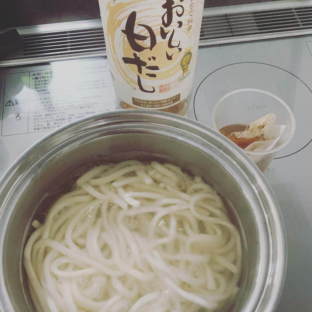 橋本志穂さんのインスタグラム写真 - (橋本志穂Instagram)「今日もホットサンドにしようと思ったけど 冷たい雨の日だったので うどんにしました。 #おいしい白だし と、前夜の味噌汁に使った 袋出汁の残りを混ぜて〜  冷凍うどんに 刻みネギと卵とワカメと #みすず の #大きな天ぷら  ストック食材で 急遽変更〜 あったまりました。  それにしてもすごい雨！ 水害など起きませんようにー。 去年の台風で 未だ家の修復が進んでない地域の方が心配です。 こんな時、避難所とか 行きたくないですものね。」4月18日 13時46分 - shihohashimoto3