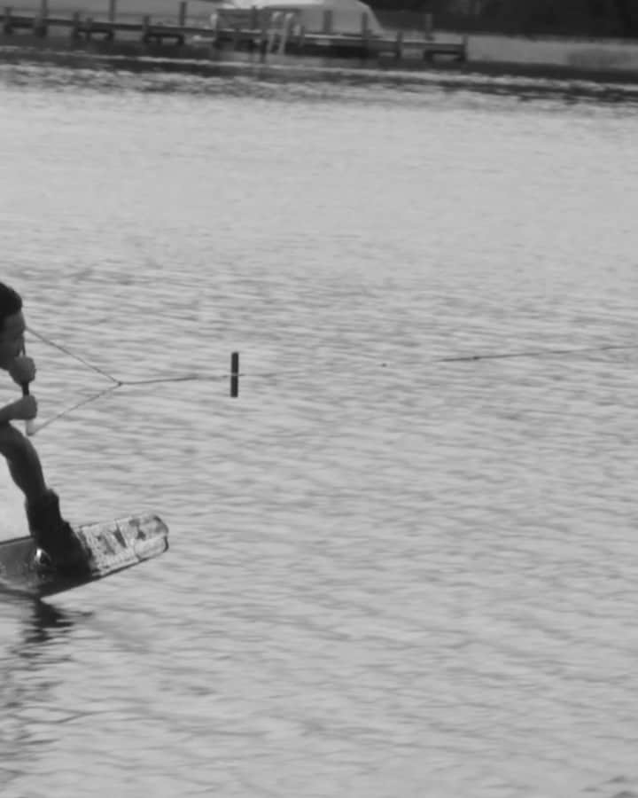 手塚翔太のインスタグラム：「One trick from new @alliancewake video of team @supra_boats 😎🔥 What’s your favorite vid or photo?👆🏻 Link in my story✔️ 📹:@colevanthof 📷:@jeffshotthat」