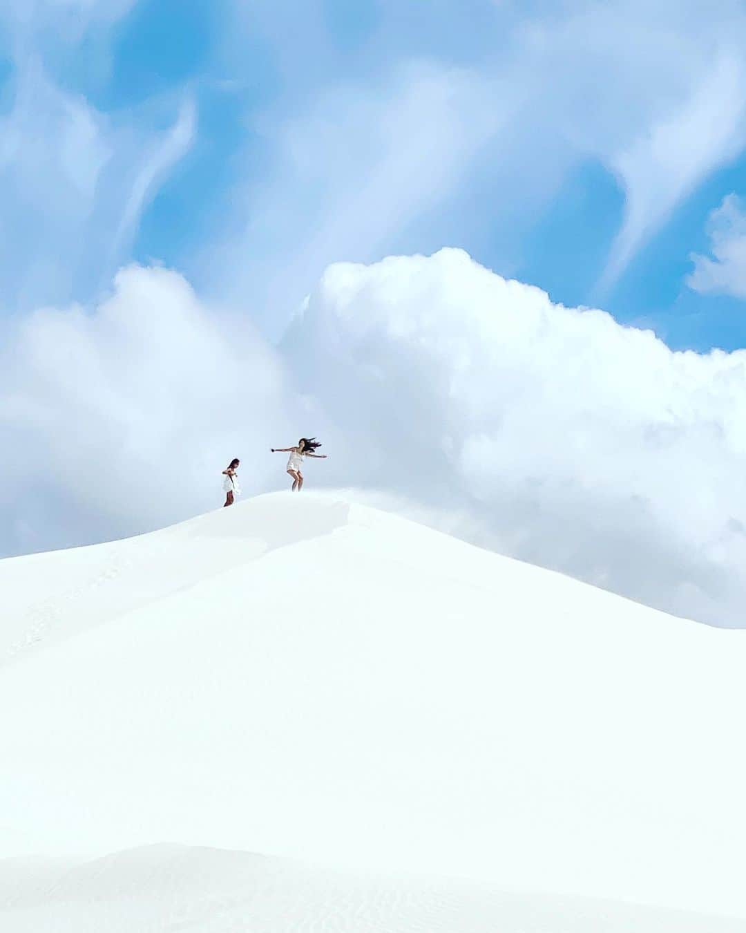Laraさんのインスタグラム写真 - (LaraInstagram)「. .  Riding on clouds ☁️ 🙃 . with my sister . .  #オーストラリア旅 #思い出投稿」4月18日 8時39分 - fa_la_lara