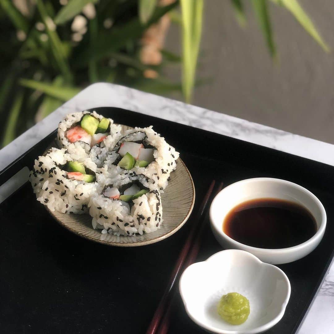 Antonietteさんのインスタグラム写真 - (AntonietteInstagram)「Warm day calls for some kind of maki, so a California-esque type roll it is! No avocado, but used cucumber instead. These quarantine cooking times have me using up what I have, which is great, but I’ve still got those darn jarred pimentos in the pantry. One day pimentos will be the next food trend and it’ll elevate past the popularity of avocado toast. But until that time happens, it’ll continue to hibernate in the cupboard. 😆 #quarantinecooking」4月18日 8時40分 - antoniette714