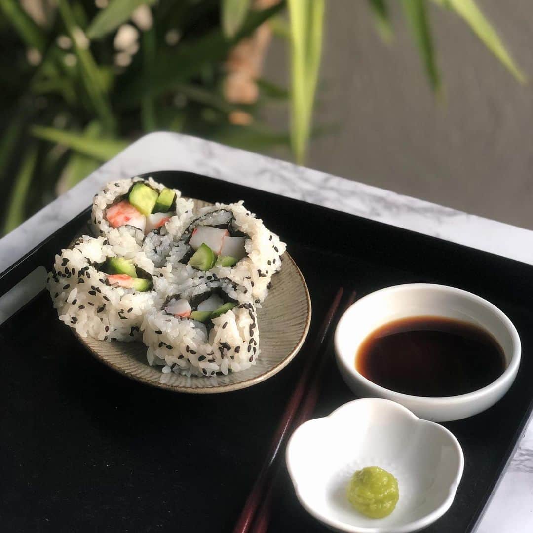 Antonietteのインスタグラム：「Warm day calls for some kind of maki, so a California-esque type roll it is! No avocado, but used cucumber instead. These quarantine cooking times have me using up what I have, which is great, but I’ve still got those darn jarred pimentos in the pantry. One day pimentos will be the next food trend and it’ll elevate past the popularity of avocado toast. But until that time happens, it’ll continue to hibernate in the cupboard. 😆 #quarantinecooking」
