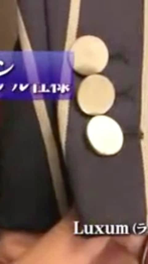 のインスタグラム：「今回の講座は、スーツ（ジャケット）の各箇所の名称と役割についてです。  シングル・ダブルのジャケットを実際に見ていきながら解説します。  各箇所の機能や、襟の謎の穴…ポケットの特徴やベントと呼ばれる後ろの切れ込みの本来の用途など、詳しく分かりやすく解説しています。  スーツについてのうんちく、どのくらい知ってますか？ ・ダブルのスーツって何で右にも左にも合わせられるの？ ・ダブルのスーツを着ない方が良い時って？ ・スーツにあいてる穴は何ていうの？ ・スーツの穴ってそもそも何？ ・ポケットの蓋の名前と役割は？ ・背中の側にある切れ目の名前は？ ・切れ目は何のためについてるの？ ・袖のボタンって何のためについてるの？ ・襟の形とその名前は何？  答えは動画を見ればわかります。 ---------------------------------- 大阪市中央区心斎橋（南船場）のオーダースーツ店、Luxum（ ラグマ）の代表フィッター 大上が発信する「男のファッション講座」が、Youtube 「インライフちゃんねる」様にて公開中です。  すべての人がオーダースーツでおしゃれに、かっこよく、装いのチカラを発揮してほしい！ Luxum（ラグマ）の大上の熱意から生まれたYoutubeでの「男のファッション講座」 オーダースーツ入門編〜上級おしゃれ編まで、幅広くオーダースーツとファッションについて 月２回～程のペースで発信していきます。  是非ご覧頂きまして、チャンネル登録＆いいねボタンのクリックを、宜しくお願いいたします！  #ordersuit #order #suit #mensfashion  #mensclothing #menswear #mensstyle #OSAKA #オーダースーツ #スーツ #オーダースーツ大阪 #メンズファッション #スーツコーディネイト #メンズウェア #ファッション#お洒落さんと繋がりたい #大阪 #心斎橋 #南船場  #luxum #ラグマ #sembal4 #動画 #move #おうち時間 #stayhome #イケメン #カッコイイ #男前 #メンズヘア」