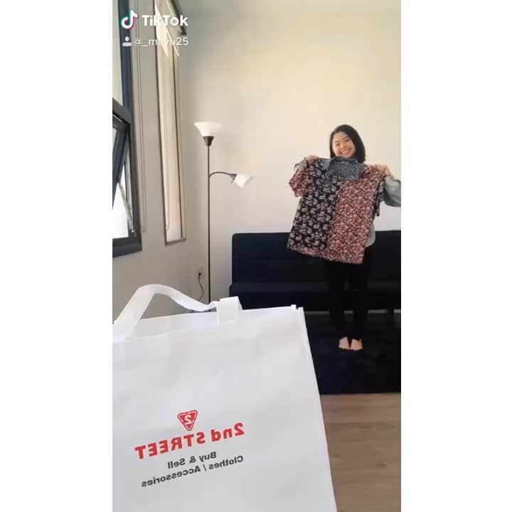 のインスタグラム：「- - - - - - - - - 𖤘 - - - - - - - - - - . . Mayu from the Melrose location 👗👏 Love her smile:) . . ——————————————————— . . #2ndstreet #secondhandfashion #secondhand  #2ndstreetusa #2ndstreetvintage #photography  #pasadena #melrose #costamesa #quarantineoutfit  #quarantine #quarantinelife #stayhome  #staysafe #spring #stayinghome #thrift #sustainablefashion #sustainable #selfcare #tiktok」