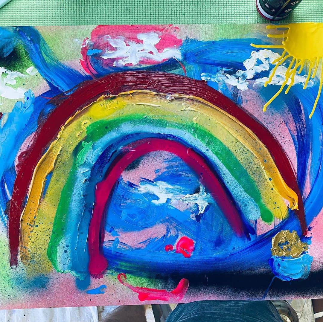 ジョエル・エドガートンのインスタグラム：「Any chance to finger paint. 🌈  I nominate @davidoyelowo @sofisia7 @nickkroll ( and the legend out in S.A @thuso.mbedu just cause I wanna see what brilliant rainbow she whips up). For each tagged photo, @yumi will donate a month’s worth of meals to @feedingamerica to help support families in need.  Rainbows in Windows written by @ariannawrotethis is available for free on the @yumi website. Link in their bio. The book follows the story of a young boy named Amos, sheltering at home with his mother. Narrated by the very cool and legendary Donald Sutherland.  Get into it and paint your 🌈 to salute the workers out there too. X」