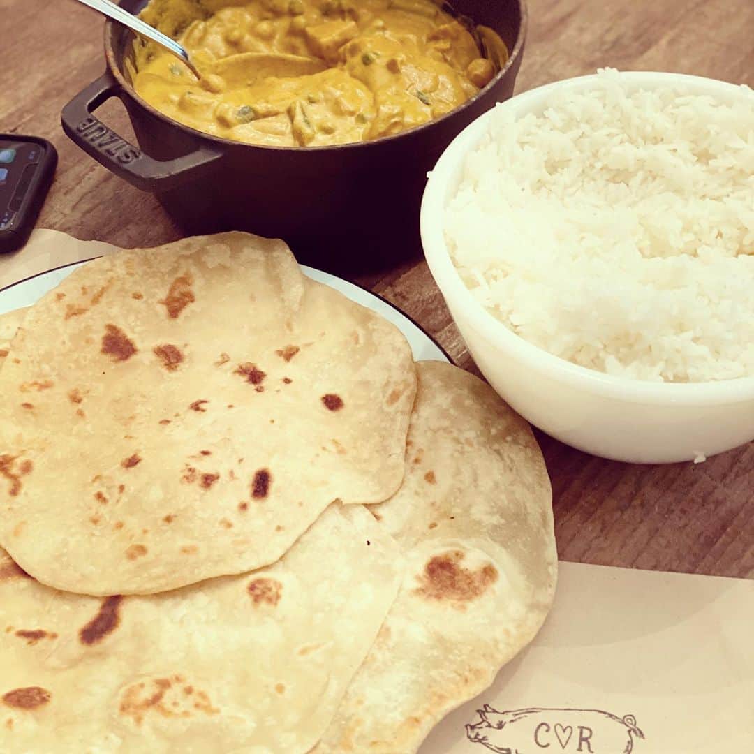 レイチェル・レフィブレのインスタグラム：「For dinner the other night I made homemade Indian roti & veggie korma. Watching my kids gobble it down and then eat second helpings brought on a feeling of joy that reminded me why my husband loves being a chef so very, very much. Pretty pleased with myself I might add. Chef made the rice 😉」