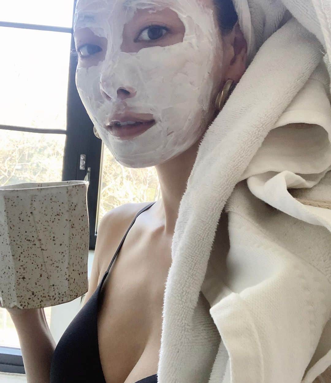 大塚良子のインスタグラム：「Good afternoon! 朝に最適なマスクだと思って気に入ってる @eminenceorganics プロバイオティクスマスク 昔よく行った韓国系サウナでマッサージと同時にやってくれるキュウリパックが合わなかったせいか成分にキュウリが入ってると苦手意識あったけど口コミが良くて買ってみたら思いの外よい。スースーする沈静タイプなんだけどそのひんやり具合も丁度良くて好き  主な成分は 乳酸菌、マリーゴールド、カオリンクレイ、 ストーンクロップ、その他抗酸化物質。  洗い流したあとは赤味が引いて ヌメっと肌が柔らかくなり浮腫んだ朝にも良さげ。 毎日は使わないけど常備してたい一品 ここのマスク色々と他のマスクとのミックス使いを提案してて気になる。 #nyc #organic #mask #calming」