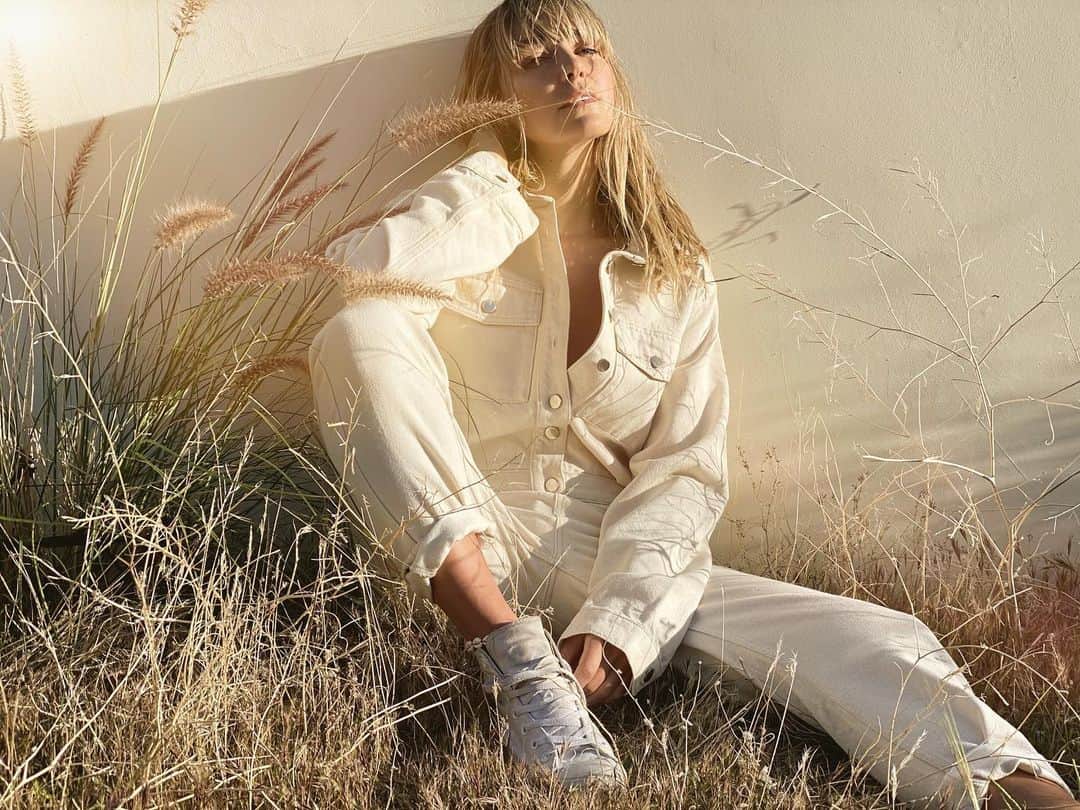 アシュリー・ハートのインスタグラム：「Last weekend, in the desert, 30 minutes before our pizza arrived. Adam and I decided to shoot the new @triarchy samples (these Incredible, sustainable denim, onesies). It’s moments like these, where everything aligns, the perfect light, place, time.. I see, like Steve Job’s says ‘the dots connect when looking backwards’.. Everything that lead us to the perfection of the moment. Talent, flow, design.. #dreamteam @adamtriarchy 🤍🤍 I’m Looking forward to sharing more of these with you all!」