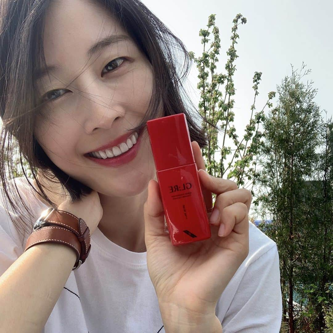 イ・ヒョニさんのインスタグラム写真 - (イ・ヒョニInstagram)「여러분~ 저 지엘리 모델 됐어용~🥰 피부가 민감해서 피부 메이크업 잘 못하는데 #지엘리커버세럼 은 진짜 세럼같아서  피부가 진짜 편안한 느낌!  다음주 월요일 오전 9:25 #현대홈쇼핑 에서 런칭한대요~👏🏻 저랑 같이 #지엘리 #커버세럼 써요!  #glre #커버세럼파운데이션」4月18日 9時47分 - lee.hyunyi