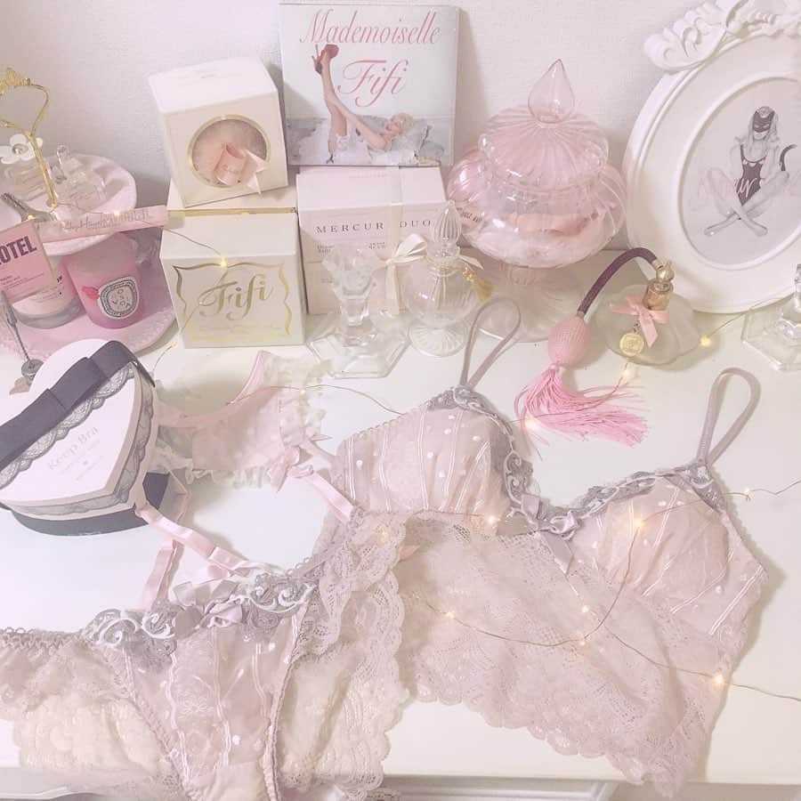 廣澤衣里さんのインスタグラム写真 - (廣澤衣里Instagram)「💋﻿ *﻿ ﻿ おはよー！﻿ おうち時間いかがお過ごしですか？﻿ ﻿ 大好きな春服着れないの悲しいけど﻿ 毎日可愛いランジェリーを拝めるので幸せ。﻿ ﻿ #おうち時間 #ランジェリー #ootd #lingerie #RisaMagli #オトナっぽカワイイ」4月18日 9時56分 - ern_gram