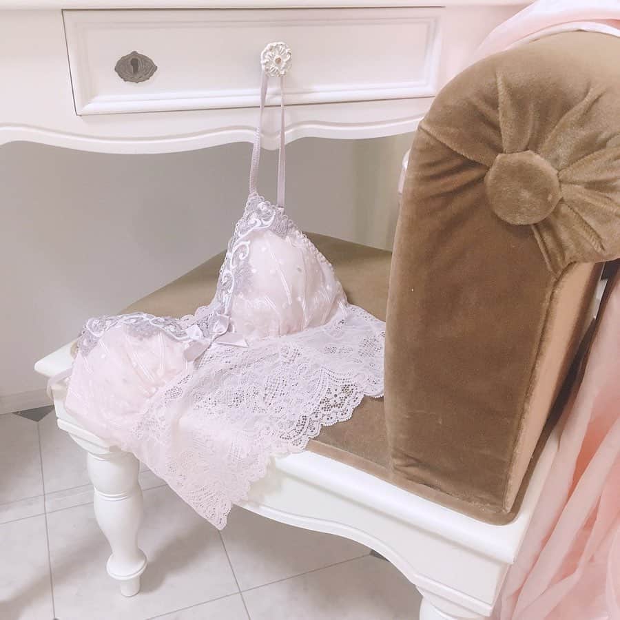 廣澤衣里のインスタグラム：「💋﻿ *﻿ ﻿ おはよー！﻿ おうち時間いかがお過ごしですか？﻿ ﻿ 大好きな春服着れないの悲しいけど﻿ 毎日可愛いランジェリーを拝めるので幸せ。﻿ ﻿ #おうち時間 #ランジェリー #ootd #lingerie #RisaMagli #オトナっぽカワイイ」