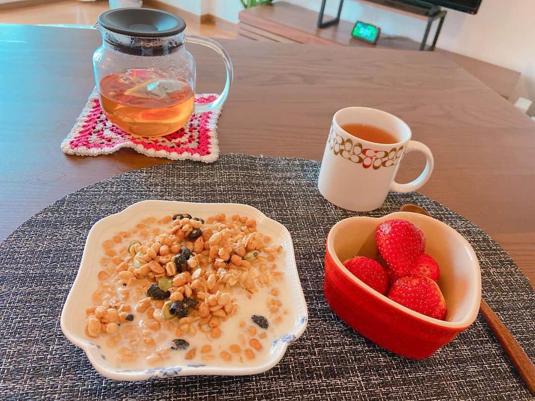 若井久美子さんのインスタグラム写真 - (若井久美子Instagram)「おはようございます✨ 雨ですね☔️ 皆さん今日はなにして過ごしますか？ 今朝はグラノーラ🎈 いつもはカルビーのグラノーラ一択なのですが、なくなったのでたまには変更👏NISSINのごろっとグラノーラ3種のまるごと大豆🥄 これもすごく美味しいんです!!! ヨーグルト、グラノーラ、蜂蜜、牛乳🥛🍯で出来上がり🙌  #食べ物ばっかり #すっぴん生活 #家にいよう」4月18日 10時07分 - wakai_kumiko