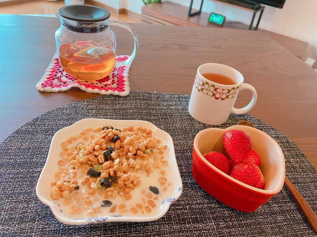 若井久美子のインスタグラム：「おはようございます✨ 雨ですね☔️ 皆さん今日はなにして過ごしますか？ 今朝はグラノーラ🎈 いつもはカルビーのグラノーラ一択なのですが、なくなったのでたまには変更👏NISSINのごろっとグラノーラ3種のまるごと大豆🥄 これもすごく美味しいんです!!! ヨーグルト、グラノーラ、蜂蜜、牛乳🥛🍯で出来上がり🙌  #食べ物ばっかり #すっぴん生活 #家にいよう」