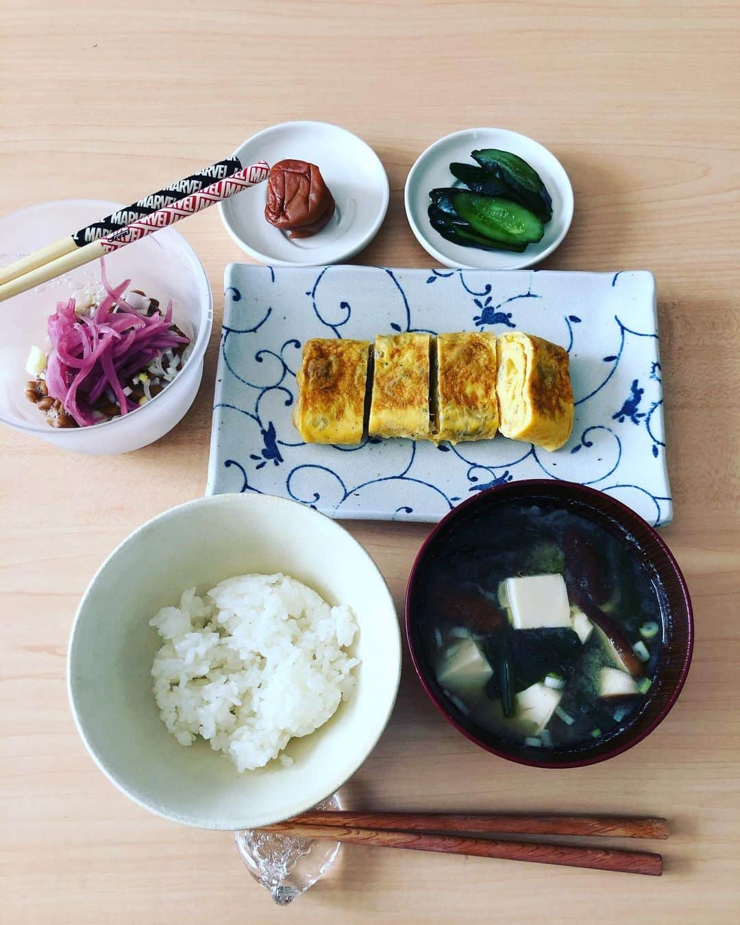 michi さんのインスタグラム写真 - (michi Instagram)「巣篭もりな週末の朝食は、お味噌汁から作って豪華にするのがマイブーム。美人ネイリストさんから教えてもらった酢玉ねぎ納豆も最近のブームです。  #おうちごはん #朝食 #和食ごはん #まごわやさしい #こんな時だからこそ #ヤスミン」4月18日 10時22分 - michi_jasmine