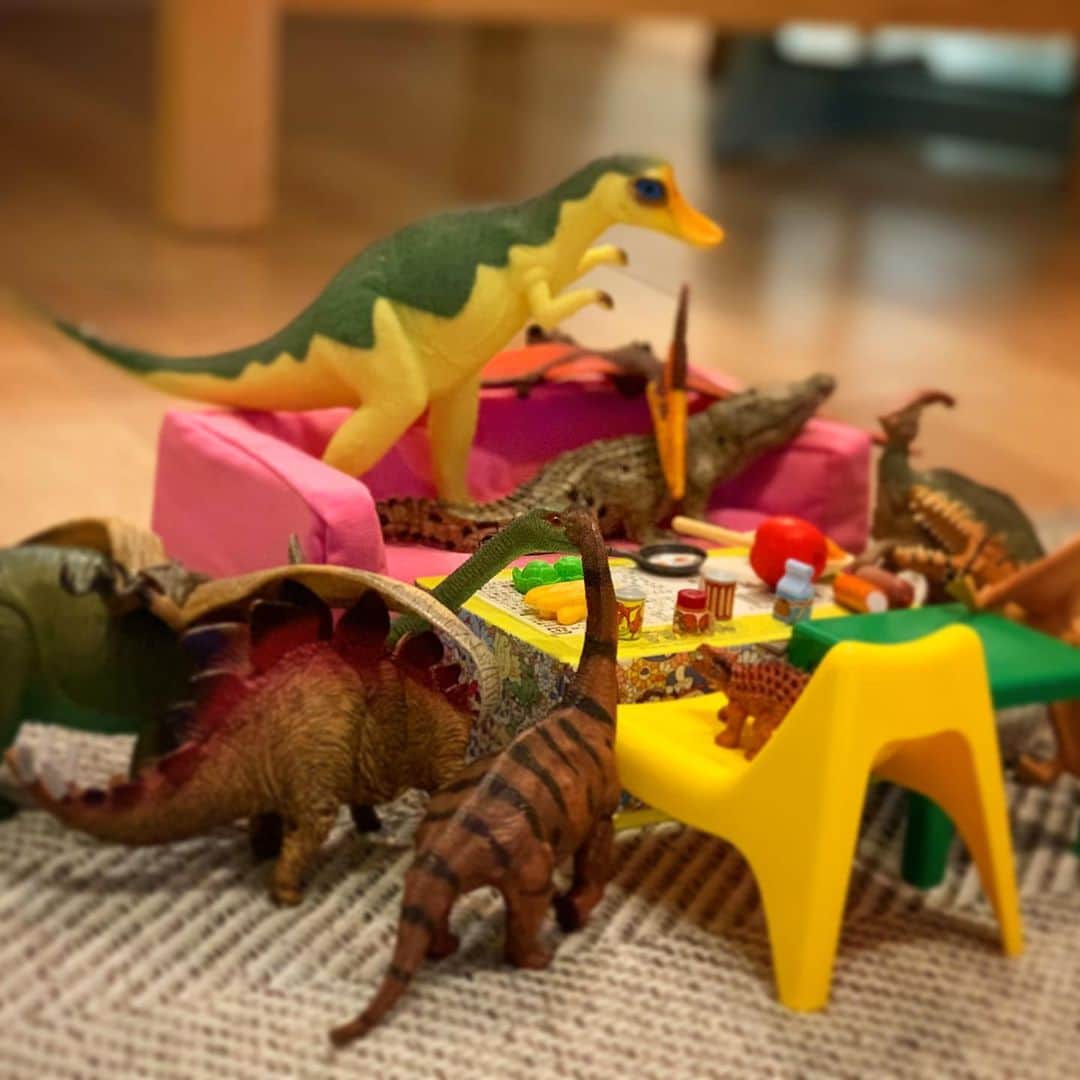 藪木健太郎のインスタグラム：「『恐竜が集まるスナック』  息子が作ってた。 楽しそう(^^) #おうち時間  #おうちあそび  #himum_official」