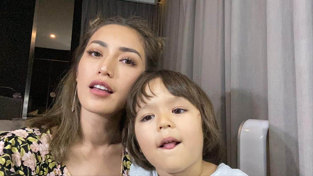 ジェシカ・イスカンダルさんのインスタグラム写真 - (ジェシカ・イスカンダルInstagram)「Selfie sama adik aku❤️ @alexanderbarackel #dirumahaja」4月18日 10時31分 - inijedar