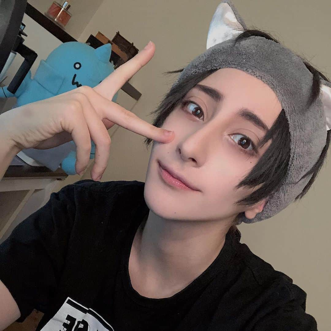 ナイトさんのインスタグラム写真 - (ナイトInstagram)「I’ve been getting into Twitch recently to pass the time in quarantine, and honestly it’s so much fun! 😆 Do you have any games to recommend for me to play? 🎮 Feel free to follow me www.twitch.tv/knitecoser」4月18日 10時42分 - knitecoser