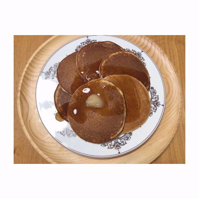 みのり(26)＠東京 ダイエットのインスタグラム：「お昼ごはん . . #flapjacked プロテインパンケーキ 生蜂蜜🍯🐝 . . たまごも使ってるから、 たんぱく質は20g越え。 ってそんなこと、今はいいか。← . #カフェ風ごはん . ストレスフリーなブランチ😊 幸せのパンケーキ❤️ . . . #stayhome #おうち時間 . ◉ライザップ公認の紹介アンバサダーです。 〜紹介特典で、お安く入会できます〜 . ▶︎全国どの店舗でもOK ▷２週間のトライアルコースもあります(^_^)/ ▶︎カウンセリング予約前にご連絡ください . ◎入会やカウンセリングをお考えの方、 ご質問なども、DM✉️ください。 . ★トレーニング見学もできます★ . 📺RIZAP TVCM出演 🏅RIZAP BMG ファイナリスト2017.2018 . #rizap #ライザップ . #ダイエット #diet #ダイエット日記 #レコーディングダイエット #instadiet #ダイエット仲間募集 #ダイエッター #公開ダイエット  #昼ごはん #昼御飯 #lunch #昼ご飯 #昼食  #おうちごはん #糖質制限 #healthyfood #healthylifestyle #oneplate #うちカフェ #パンケーキ #pancakes #ホットケーキ #glutenfree」