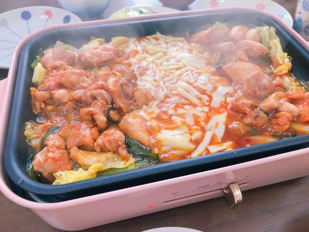 南まりかのインスタグラム：「. ずっとやってみたかったチーズタッカルビ、辛くない子供も食べられる味でやってみたよー✨  ランチの定番になりつつあるBRUNOさん。  娘も楽しくてニコニコでした♪  #おうち時間 #bruno #ホットプレート  #辛くない #チーズタッカルビ #ランチ  #3歳女の子 #女の子のママ」