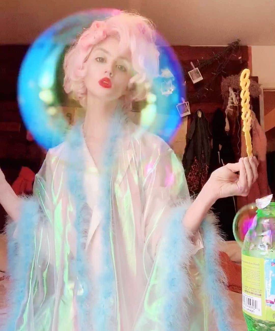 アリソン・ハーバードのインスタグラム：「special thanks to the bubble @sparklfashion」