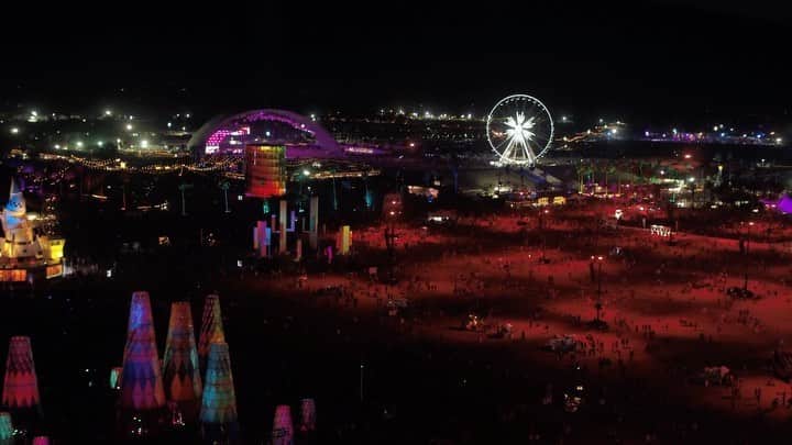 コーチェラのインスタグラム：「Doors are open. Join @Atrak on Twitter and tune into the #CoachellaDoc Rewatch at the link in bio.」