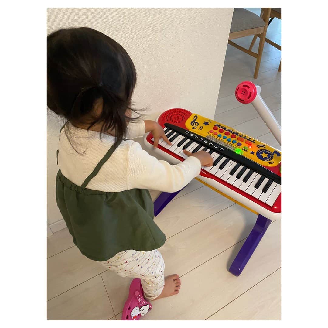 堀友理子さんのインスタグラム写真 - (堀友理子Instagram)「自宅で過ごすために娘のおもちゃを探す日々😂 ピアノはなかなか気に入ってます😉 弾くより、マイクでいつも歌ってますが笑 最近の唯一の楽しみは美味しいお店のデリバリー&テイクアウト(°▽°) どんどん太っていく😂 #1歳9カ月女の子 #キッズピアノ #きらきら星 #テイクアウト」4月18日 11時01分 - horiyurisanpo