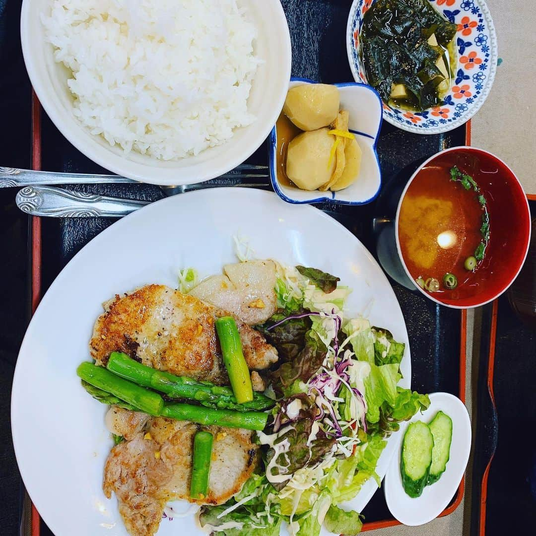 HIROさんのインスタグラム写真 - (HIROInstagram)「昼ごはん〜生放送〜ＦＵＮ✖︎ＦＡＭ😆 #昼ごはん  #ランチ  #パーラー #テレビ和歌山 #生放送  #わくわく編集部  #ｆun✖️ｆam  #ご当地アイドル  #アイドル  #和歌山県  #和歌山グルメ  #和歌山ランチ  #和歌山アイドル」4月18日 11時03分 - hiro19770420