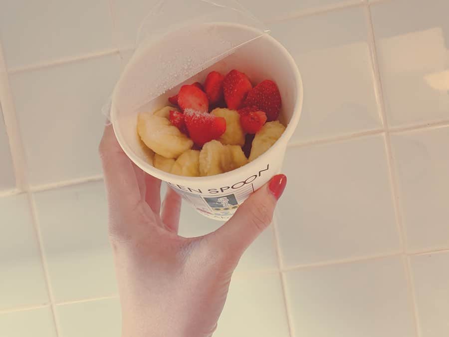奈津美さんのインスタグラム写真 - (奈津美Instagram)「- @greenspoonjp #冷凍スムージー - おうちではバナナミルクしか作らない ズボラなわたしにとって、、 ありがたすぎるカット済みの セッティング🥝🍋🤍 個人的にいちばん好きだったのは 冷えと便秘に効くらしい #24spicysunset 🍊 生姜とかシナモン入ってて ホットで飲むのに美味っ👍🏻 おうちにいるから食べすぎで お腹張ってたけど いい感じに解消されたかなっ🦦💗 - #パーソナルスムージー #グリーンスプーン #greenspoon #pr」4月18日 11時28分 - natsumi_7.2.3