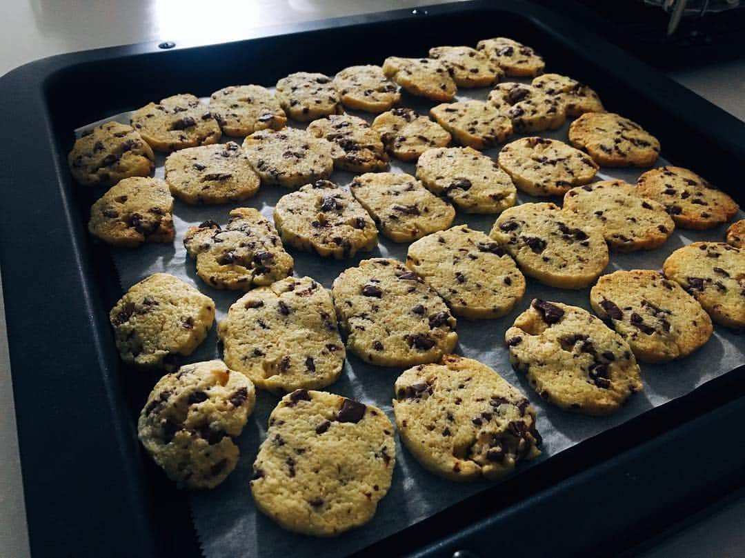 杜このみのインスタグラム：「今日もお菓子作り❤︎ #チョコチップクッキー 🍪❤︎ サクサクに美味しく焼けました☺️ クッキー作りなんて本当に久しぶり…！ 今しか出来ない事を✨」