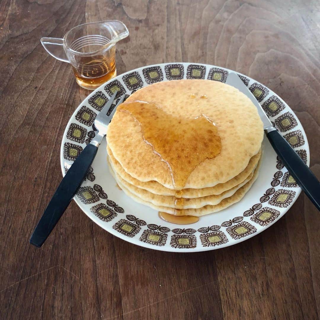 パンといっぴきのインスタグラム：「料理リレー、Goma（＠gomatokyo）からバトンを受け取りました！ 「作ってあげたい子どものおやつ」から、卵、乳製品、小麦粉不使用の、”ももちもちパンケーキ”を紹介します。 ＜もちもちパンケーキ＞ （直径約12cm・4枚分） 製菓用米粉　100g ベーキングパウダー　小さじ1 豆乳（成分無調整）　150g 砂糖　12g 塩　ひとつまみ 菜種油（または米油、太白ごま油）　20g＋適量  1.ボウルに豆乳、砂糖、塩を入れて、砂糖が溶けるまで泡立て器で混ぜる。油を加えて乳化して全体が馴染むまで混ぜ、米粉、ベーキングパウダーを加えてなめらかになるまで混ぜる。 2.フライパンを中火で熱し、油をキッチン用ペーパーで薄く広げる。弱めの中火にし、1の1/4量を流し入れる。1分半～2分焼いてフチが乾いてきたら上下を返し、さらに約1分焼いて取り出す。残りも同様にし、全部で4枚焼く。  KADOKAWA児童書ポータルサイト「ヨメルバ」ではこのパンケーキのほか、プリン、おやき、クッキー、アイスのレシピを紹介中です。ぜひ〜。 https://yomeruba.com/serial/essays/oyatsu/  #うちで過ごそう #stayhome #料理リレー #cookingrelay #作ってあげたい子どものおやつ」