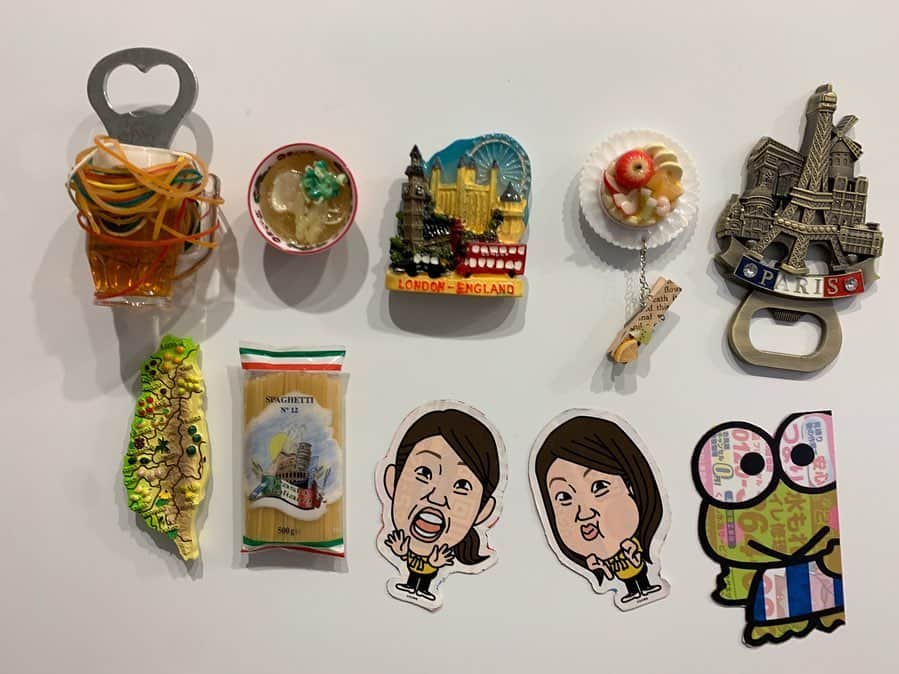 横澤夏子さんのインスタグラム写真 - (横澤夏子Instagram)「#うちの冷蔵庫の磁石たちなのよー #おみやげで頂いたものばっかりなんだけど #吉本の自分のシールの使い道わからなくて #たまにポストに入ってる磁石に貼ってみたら磁石として使えたのよー #そしたらもちろんけろっぴもと思って貼ったら #めちゃくちゃ透けたのよー！ #けろっぴから水もれが透けてるのよー！ #やめてよー！ #うふ！」4月18日 11時33分 - yokosawa_natsuko
