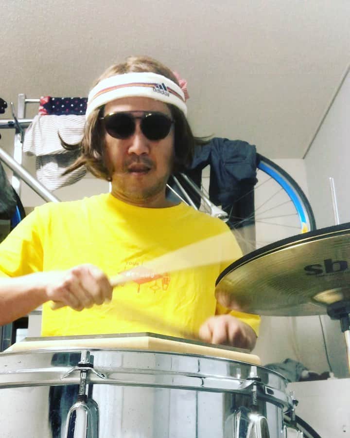 おたこぷーのインスタグラム：「自宅ドラム漫談　北斗のプー #秘孔 #北斗の拳 #おうち時間 #雨」